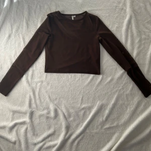 Brun långärmad topp från Nelly - Säljer en stilren brun långärmad topp från Nelly Toppen har en croppad passform och är tillverkad i ett lätt och bekvämt material. Perfekt för lager-på-lager eller som den är. Passar till många olika outfits!                                         Storlek M  Endast använd en gång och har inga defekter  Nypris 99kr  Om ni har frågor är det bara att höra av sig och priset går alltid att diskutera🙌🏻💞