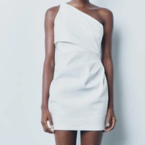 Vit one-shoulder klänning - Snygg vit one-shoulder klänning som jag aldrig använt och prislappen är kvar, den är ifrån Maje i storlek S, skriv privat för fler bilder och prisförslag. 