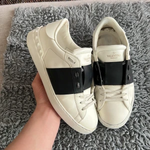 Valentino open - Säljer dessa sjukt feta opens! Size 40,5 fits 41-41,5! Självklart äkta. Skick 7,5/10. Defekter? Ena skon har en sömm släppt. Vad ingår? Bara skorna! Hör av dig vid frågor eller funderingar 🤩