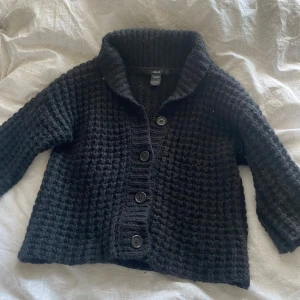 Svart kofta med trekvarts ärmar - Säljer denna superfina stickade kofta med trekvatsärmarnar från Filippa K❤️är i storlek M men skulle säga att den passar xs-m