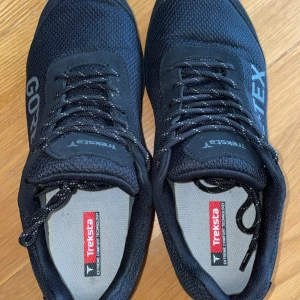 Gortex skor - Sköna gortex skor bra när man vandrar i skog,berg osv. Mycket bra att ha under vintern också då de är varma, hör gärna av er:))