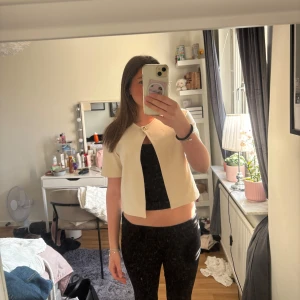 Vit/beige kortärmad bolerotopp - Säljer denna superfina toppen från Gina Tricot. Använd runt 3 gånger och den köptes för 299kr. Priset kan diskuteras och frakten ingår inte💕💕