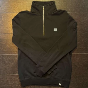 Les Deux Halfzip  - Hej säljer nu denna väldigt classy Les Deux Halfzip som är i storlek small och färgen svart. Skick: 8/10 inga hål eller fläckar. Kom dm för mer frågor och svar 😊🙌