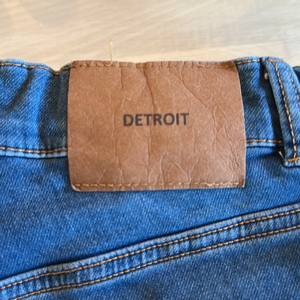 Säljer ett par snygga blå jeansshorts från Lindex med klassisk femficksdesign och en bekväm elastisk midja. Perfekta för sommarens alla äventyr! 🔥. Shortsit.