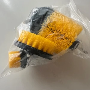 Borstar - Är du trött på att spendera mer tid än vad du behöver när du städar? Då är detta set perfekt för dig! Med sina borsthuvud i högkvalitativt nylon och en medelhög styvhet gör att borsten får ett otroligt brett användningsområde. Koppla enkelt på borsten på din borrmaskin eller skruvdragare och gå loss i badrummet, i bilen, i köket, till båten.. Ja du kan använda dessa nästan vart som helst! Då borsten snurrar i hög hastighet behöver du inte längre stå och skrubba eller gno in en massa starka medel