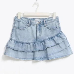 Volang kjol - Jättesnygg populär jeanskjol från gina tricot i storlek 34💘💘