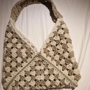 Beige virkad handväska - Handväska som jag har virkat helt själv. Skriv privat för mer bilder