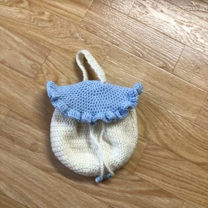 Svamp pouch - Virkad svamp pouch gjord av akrylgarn och har även trä pärlor Rymmer mycket saker och går att hänga