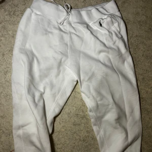 Vita mjukisbyxor från Polo Ralph Lauren - Säljer dessa Vita Ralph Lauren byxor. Köpte fel eftersom de är dam och jag är herr. Storlek L, nypris ca 1,500-2,200, mitt pris 450 DE ÄR I NYSKICK, ALDRIG ANVÄNDA Polo Ralph Lauren med en liten broderad logga på sidan. Byxorna har en bekväm passform med dragsko i midjan för justerbarhet. Perfekta för en avslappnad stil.