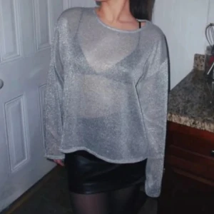 Skit snygg tröja - Säljer denna skit snygga fest tröja då den inte kommer till användning. Helt ny med prislapp kvar❤️ nypris är 399, den är helt ny