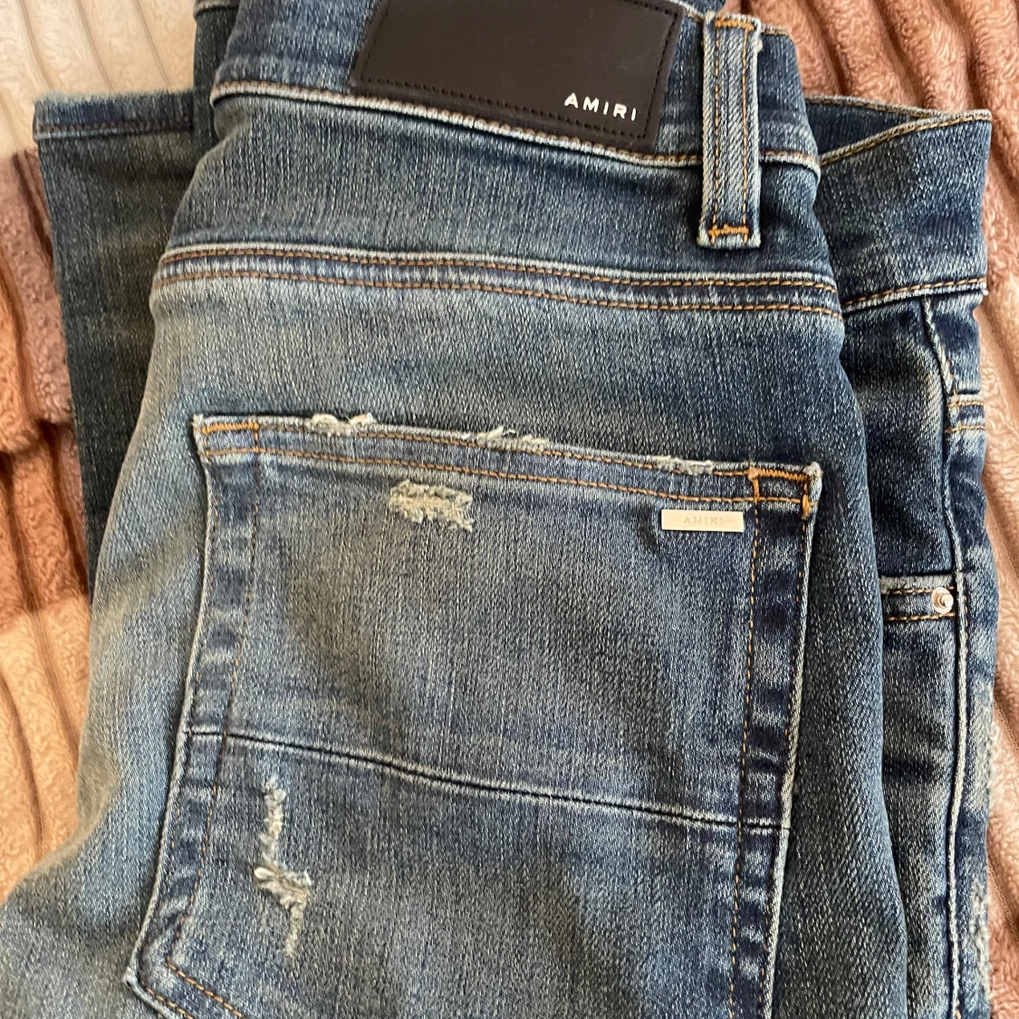 Blå jeans med slitningar från Amiri - 3