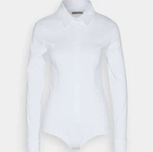 Vit långärmad body-skjorta - Figurnära :)