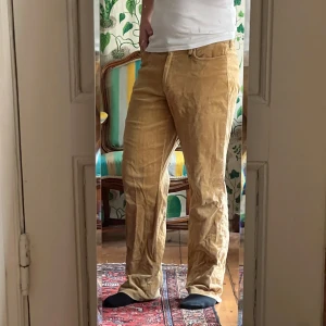 Beiga manchesterbyxor från Ixelle - Säljer ett par snygga beiga manchesterbyxor från Ixelle. Byxorna har klassisk passform med normal midja och raka ben. Perfekta för dig som gillar retrostil och mjuka material.