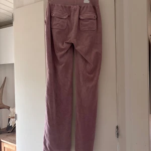 Juicy byxor - Säljer nu mina juicy byxor om nån är intresserad. Metall sakerna på snörena har lossnat men annars i fint skick. Finns matchande tröja till om man vill köpa den också:)