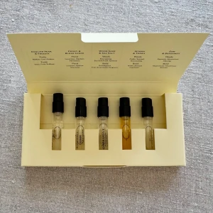 Jo Malone Discovery Set Collection doftprover - Perfekt till den som är osäker på vilken Jo Malone-parfym som skulle passa! 😍Bläddra i en kollektion av bästsäljare från detta klassiska parfymhus. Använda, se bilderna för mängd kvar! Har bara testat Wood Sage & Sea salt mer än de andra som har testats färre gånger, men det är ändå 65% parfym kvar i den! Inkluderar: English Pear & Freesia, Peony & Blush Suede, Wood Sage & Sea salt, Myrrh & Tonka, Oud & Bergamot. Till en början var samtliga 1,5 ml, resestorlek. Ord. pris 385kr. Rök/djurfritt hem
