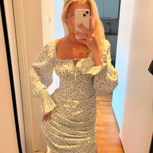 Blommig Adoore klänning - Säljer denna superfina Adoore klänningen, storlek 38. Har gått upp lite vid dragkedjan men inget som påverkar.