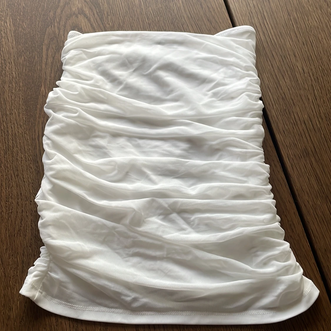 Vit omlottkjol med rynkade detaljer - 1