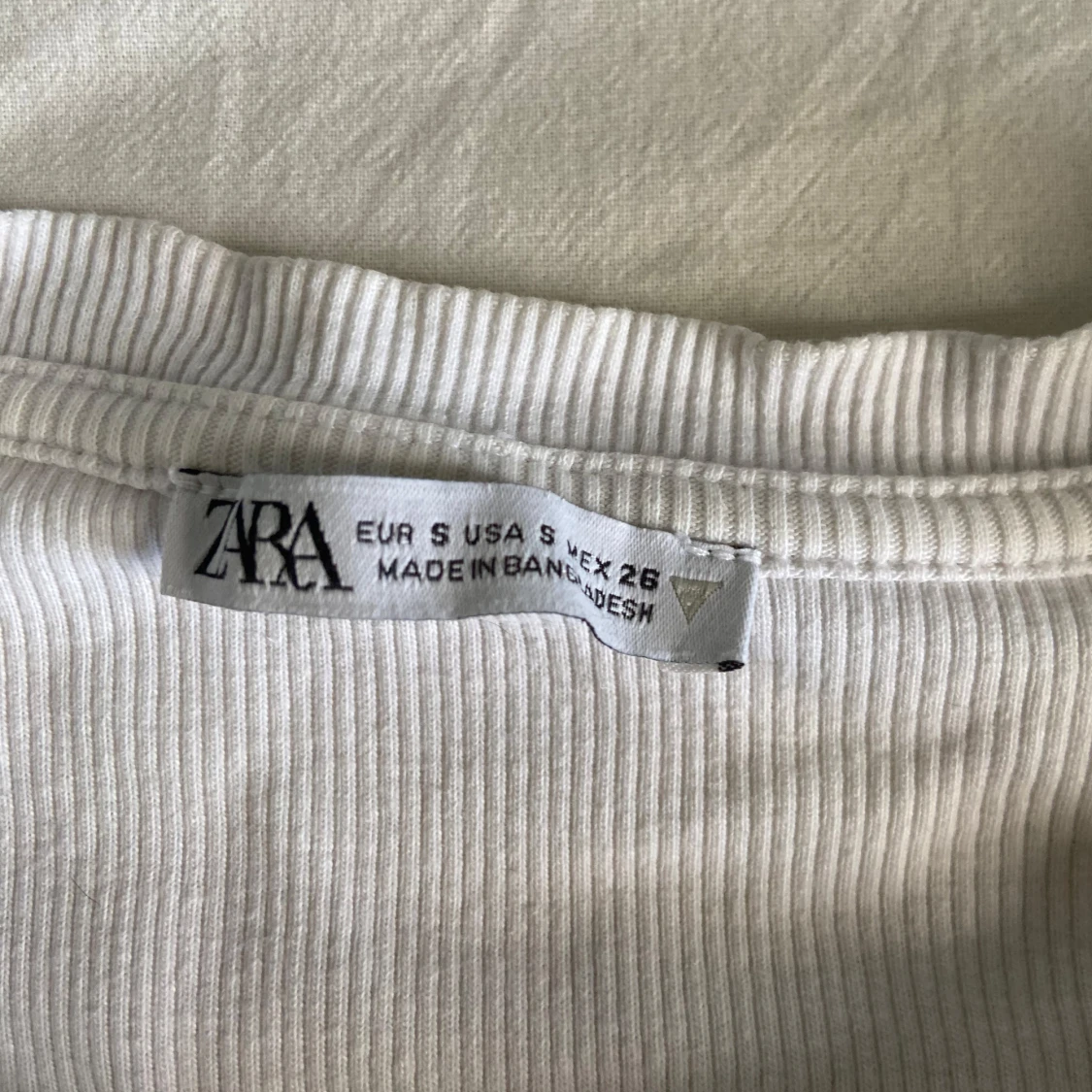 Vit ribbad topp med volangärmar från Zara - 1