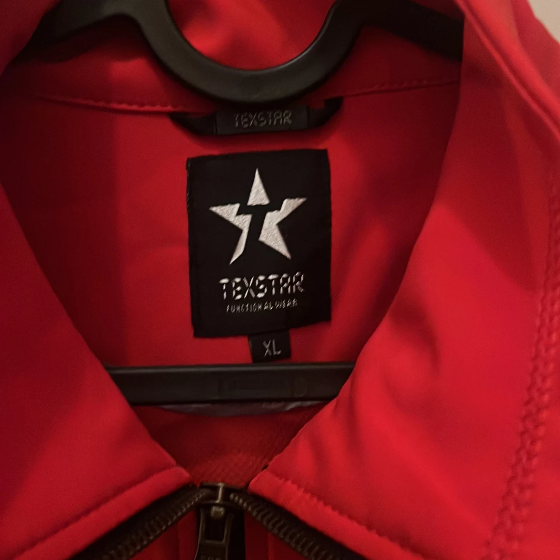 Röd jacka från Texstar med dragkedj och passar dom som har L  - 1