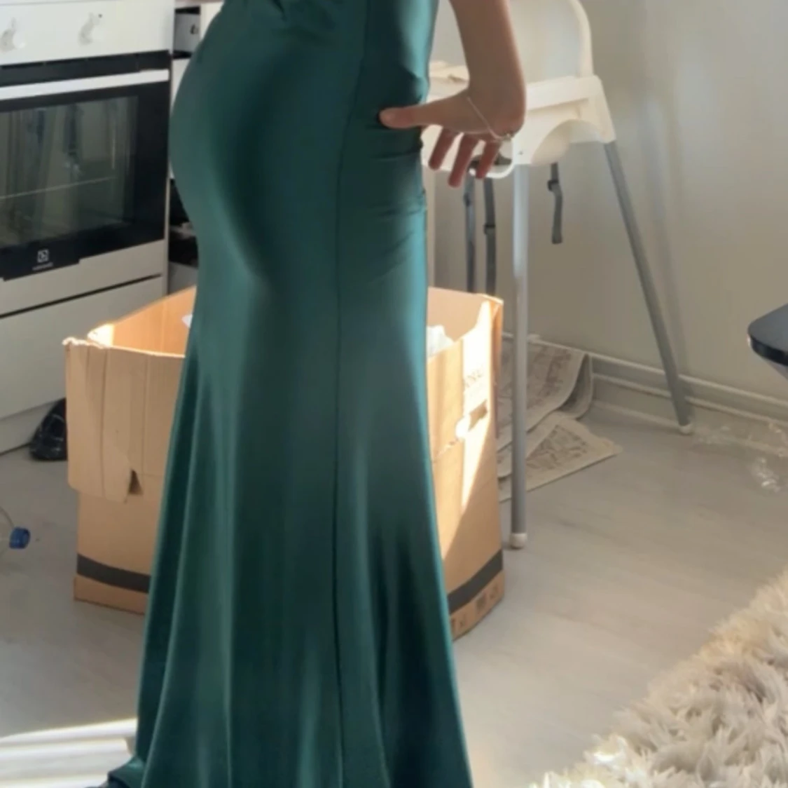 Grön långklänning i satin med öppen rygg - 2
