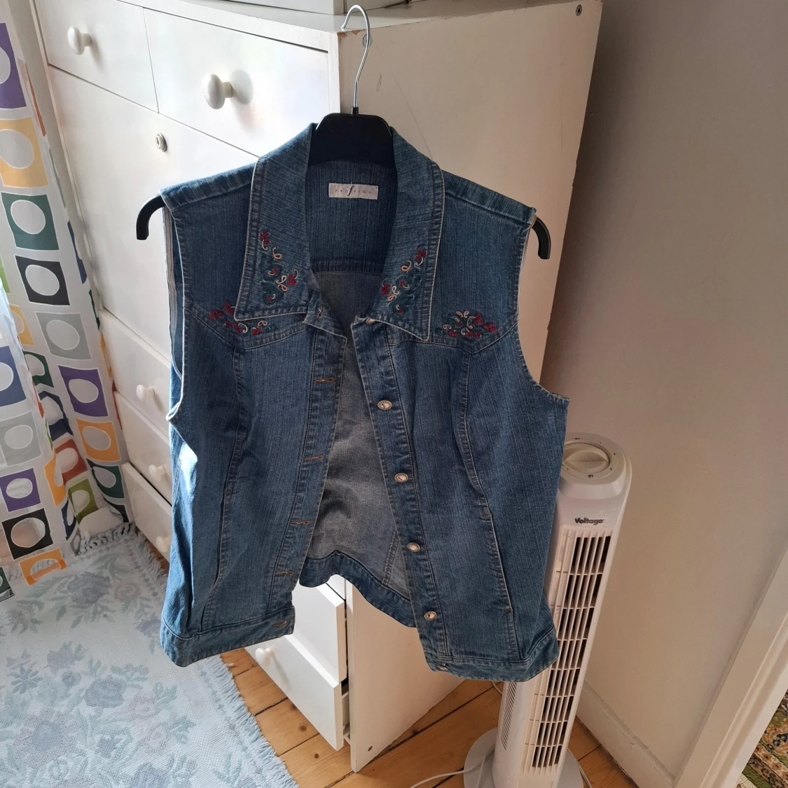 Blå jeansväst med broderi - 1