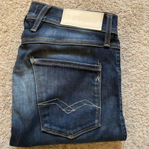 REPLAY Mörkblåa Jeans - Säljer dessa feta mörkblåa Replay jeans! Modell är Anbass i slim passform, storlek W28 L32. Lite stretchigt material så passar dem flesta! Skick 9/10. Skriv gärna vid frågor eller funderingar☺️