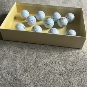 Golfbollar Vice Pro Plus och TaylorMade pris kan diskuteras - Säljer ett set med vita golfbollar av märkena Vice Pro Plus och TaylorMade. Bollarna har klassisk rund form med dimple-mönster och är tillverkade i slitstarkt material. Perfekta för dig som vill fylla på golfbagen med kvalitetsbollar. 9 st Taylor made och 2 st vice pro pris kan diskuteras
