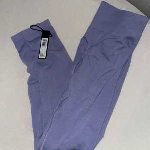Oner active effortless leggings   - Oner active effortless leggings  i färgen ” vintage violet” storlek M. Helt nya, prislapp finns kvar. Nypris 630kr