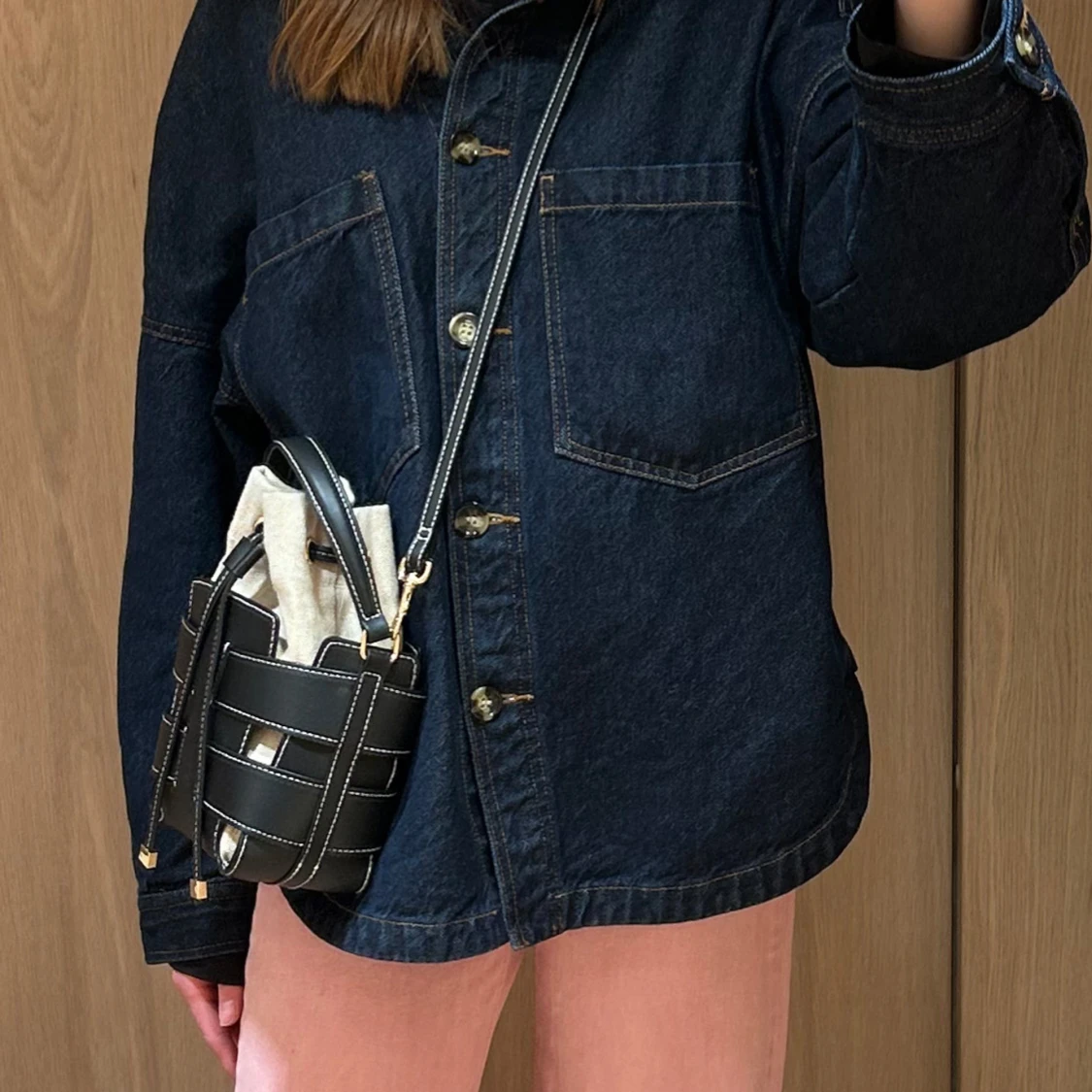 Svart och beige axelväska med spännande design - 2