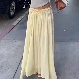 Slutsåld ljusgul kjol - Slutsåld online! Säljer en flowy ljusgul långkjol från HMs senaste kollektion. Helt ny med lappen kvar. Sommarens plagg!!💛