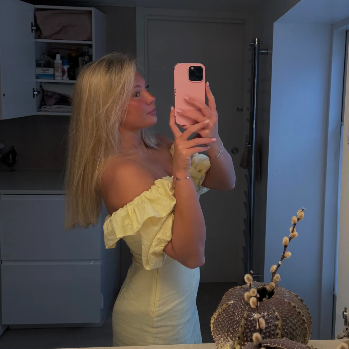 Gul offshoulder klänning med volang - 1