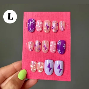 Press on nails - FÄRDIGT SET 💛 Press on nails (lösnaglar) i storlek L. Alla lösnaglar är handmålade av mig med gellack. Lim medföljer. Detta set är ett färdigt set och går att köpa direkt. 💅🏼💗