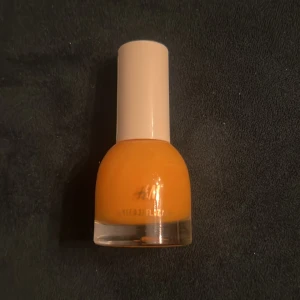 Nagellack  - Orange/gult nagellack från hm. Använd en två ggr. Rabatt vid köp av flera nagellack samtidigt!