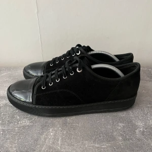 Lanvin svart glans  - Lanvin skor svart glans, använt skick, replacment inmersulor, Uk 9/43/44, endast skorna ingår.