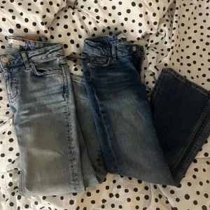 Två par jeans i olika blå nyanser - Säljer två par jeans, ett par i ljusblå tvätt och ett par i mörkare blå tvätt. Båda har klassisk femficksdesign och normal passform. Perfekta för dig som gillar en tidlös jeansstil med lite utsvängda ben. De båda är köpta från Gina Tricot och är i strl 134 ✨🌸 Köp båda för 90kr❌200kr✅120kr/st