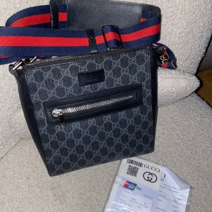 Gucci messenger Bag - Säljer nu min Gucci väska eftersom jag ej har behov av den personligen ,men den är rymlig och stilig till sommarn så hör av er vid frågor! (Pris kan diskuteras vid rimliga summor)