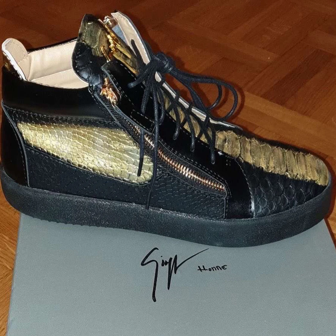 Svarta och guldiga sneakers från Giuseppe Zanotti - 2