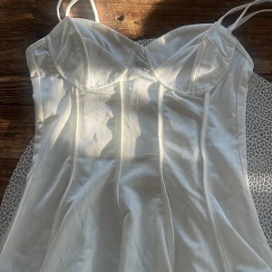 Vit H&M top  - Vit h&m top, är xxs, ganska liten i modellen. andvänd 1 gång.