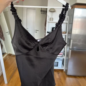 Adoore topp - Säljer nu denna adoore toppen som ändas är testad!! Köpt för 700kr säljer för 500kr❤️ storlek 40 men passa 36-40😊pris kan diskuteras