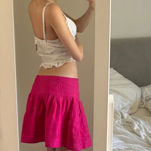 Rosa kortkjol med broderade detaljer - Storlek 38 från Lindex💓För stor för mig som bär XS