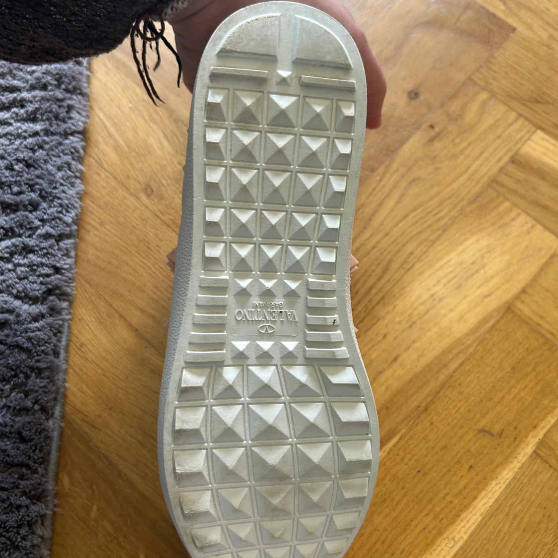 Valentino Rockstud sneakers med rosa detaljer - 1