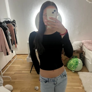 Svart tröja med öppen rygg💞 - Säljer en svart långärmad tröja med tight passform och öppen rygg. Toppen är croppad och har en stilren design som passar perfekt till jeans eller kjol. Materialet känns mjukt och följsamt. Den är från Missëy och jag säljer den pga ingen användning💞 Pris kan såklart diskuteras😋