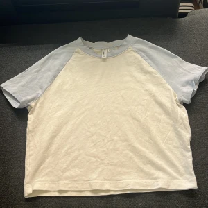 T-shirt/magtröja - Storlek M men passar osså S💗kontakta vid intresse! betalning via swish💗