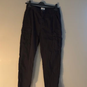 Cargobyxor w28 - Säljer ett par svarta cargobyxor från hm i storlek 28. Skulle liknas till S. De är i okej skick.