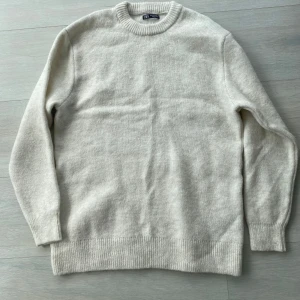Ljusbeige stickad tröja från Zara - Mysig ljusbeige stickad tröja från zara i storlek medium. Tröjan är endast använd en gång så är i absolut topp skick enligt bilderna. Perfekt till sommarkvällarna, hör av dig vid intresse/ Nils