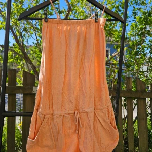 Persikofärgad onepiece - Säljer en söt persikofärgad onepiece för träning eller stranden.