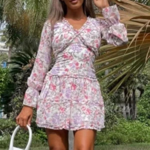 Blommig volangklänning  - Dragkedja vid midjan. Ordinariepris för 650kr☺️