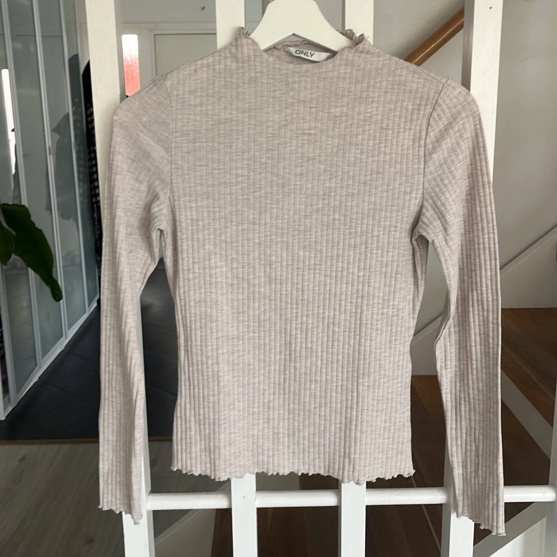 Beige ribbad långärmad topp från ONLY