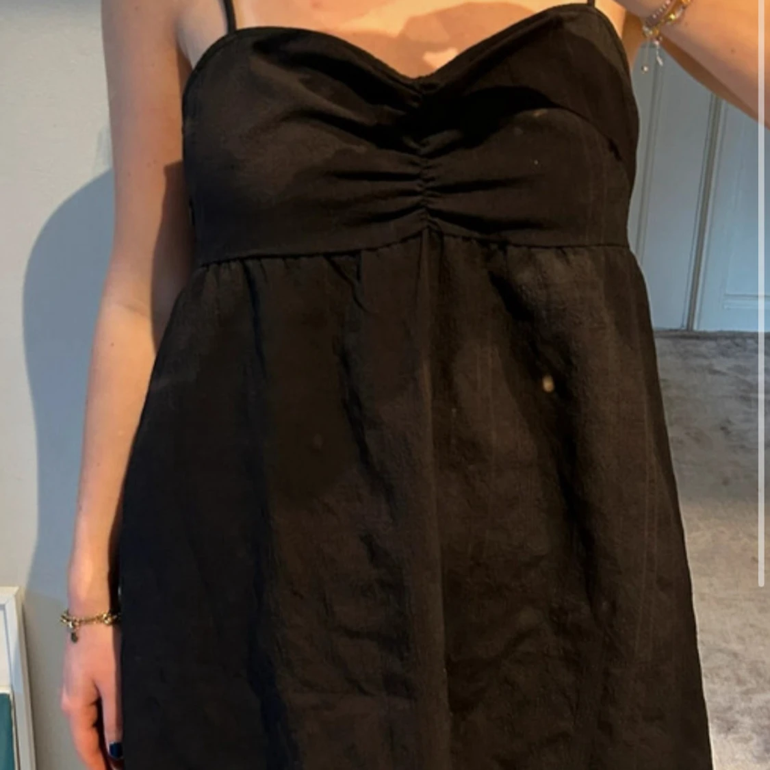 Svart klänning med smala axelband - 1
