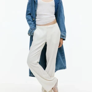 Vita linnebyxor från H&M - Säljer dessa linnebyxor från H&M som är slutsålda. Bara provat dom så prislappen är kvar 